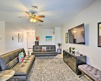 Modern Home with Patio and Grill in Cape Coral! - Cape Coral - Living room