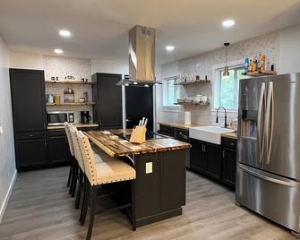 ️spacious & Cozy 4br/2bth, 3 Min To Jblm, Huge Yard️ - DuPont - Kitchen