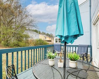 8 Mi to Stone Mountain Quiet Getaway with Deck - Lithonia - Balcone