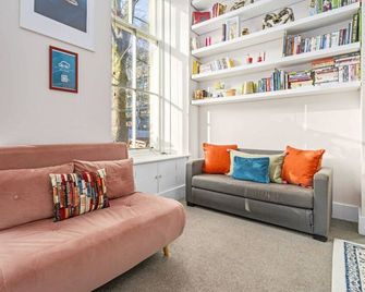 Vibrant Spacious Apartment In West End - Glasgow - Living room