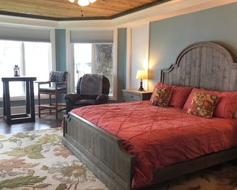 Private, Romantic, Lake Norman Waterfront Suite, Hot Tub + Dock + Sunset Views - Mooresville - Bedroom