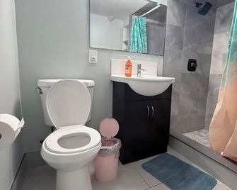 Ideal Bachelor Suite For Couples in Aurora - Aurora
