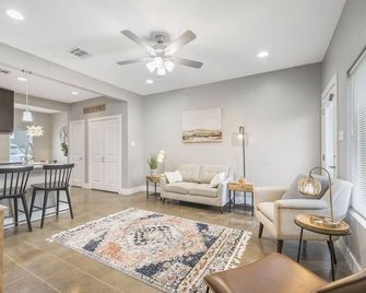 Cozy 2 Bed Townhome near the Hospital - Lafayette - Living room