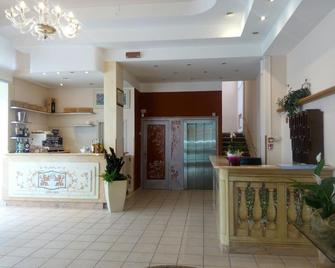 Hotel Ambasciatori - Marina Di Pietrasanta - Lễ tân