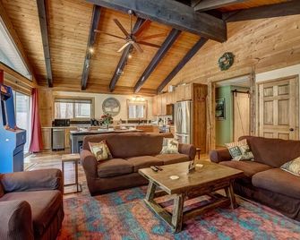 Willow's Hideaway - Pet Friendly Cozy Cabin - Озеро Тахо Саус - Вітальня