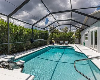 Open, private pool home! Close to beaches, shopping, golf and Twins baseball. - Estero - Pool