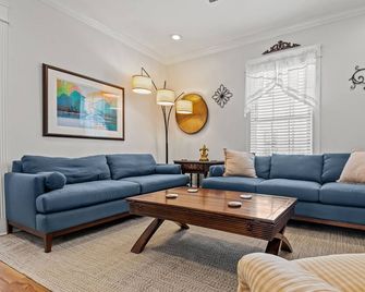 #1 Prime location, updated style in lovely historic Washington, NC! - Washington - Wohnzimmer