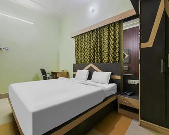 Capital O 86965 Hotel Chandralok By Clovetree - Muzaffarpur - Bedroom