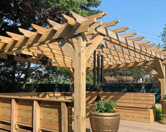 Artistic, King Bed, 2-bedroom house in Pleasant Wood Dale with WiFi, AC - Wood Dale - Patio