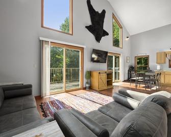 On the C5 Snowmobile trail! Cozy Cabin with room for trailers - Altmar - Sala de estar