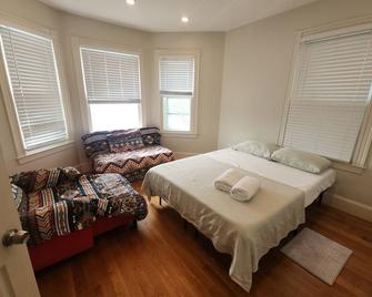 Charming 2-bedroom condo minutes from airport Boston with WiFi, AC, and laundry - Boston - Bedroom