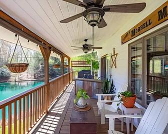 Spacious 5-bedroom house w/ fishing pond, WiFi, hot tub in Grayson Co Mountains - Troutdale - Balcony