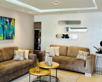 Central espaciosa y elegante con AC, Jacuzzi y 4 habitaciones en Pinares - Pereira - Living room