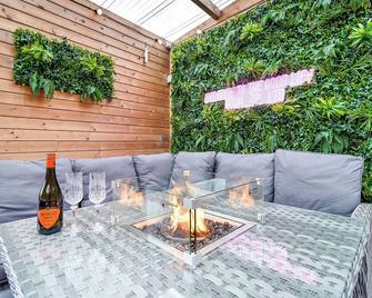 Glenside Abbey 'Sleeping 7 guests' - Buncrana - Patio