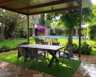 Chalet near Sevilla, 8 persons, garden 1200m2, private pool, WIFI - Utrera - Patio