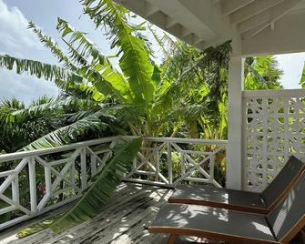 Oceanfront Studio w/Amazing Views and Private Beach Access. - St. John's - Balcony