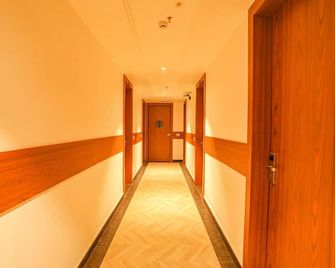 Hotel Swarn Bhoomi - Kanpur - Gang