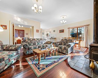 Charming South Leura Mall Cottage with log fire - Leura - Living room