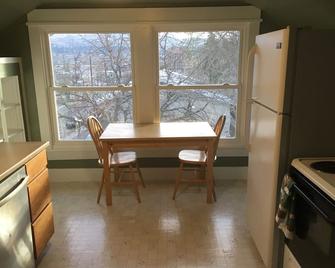 Cozy Upper Level 2 Bed Apt. - Downtown Wenatchee - Wenatchee - Dining room