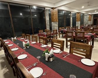 Gezellig Inn -Magic Mountain - Kasol - Restaurante