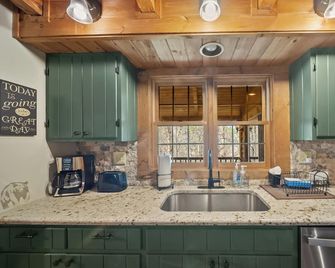 5 Bears Cabin Wooded cabin with hot tub arcade games pool table fire pit - Banner Elk - Cocina