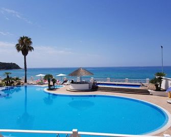 Cala Petrosa Resort - Parghelia - Piscine