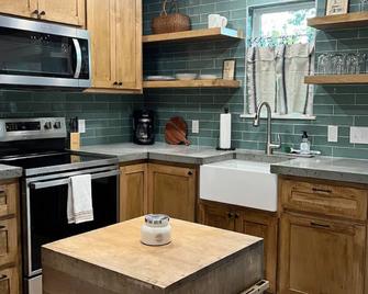Newly Built Cottage 2 Bd / 1 Ba Cottage A Short Walk From Downtown Guthrie, Ok - Guthrie