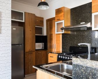 Tranquil Heights: Your Cozy Urban Getaway with Pool, Gym, and Spa - סנטו דומינגו - מטבח