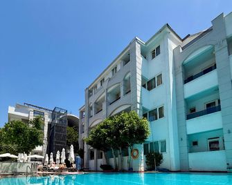 Two Seas Hotel - מרמריס - בריכה