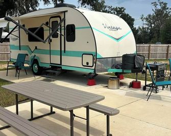 Cozy RV with 1 bedroom and WiFi, AC in fantastic Madison - Madison