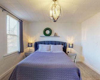 Uptown Rooftop Views, Modern 2 Bedroom Home - Eureka - Bedroom