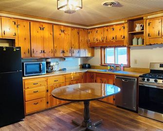 Cozy Farmhouse Retreat in Truxton - 2 bedrooms available - Truxton - Kitchen