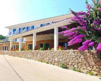 Bed and Breakfast Vjeko - Zavala - Building