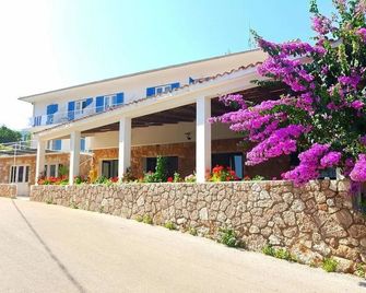 Bed And Breakfast Vjeko - Zavala - Building