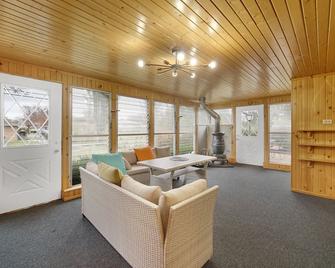 \'Charming 3-Bedroom Home\n - Glenview - Living room