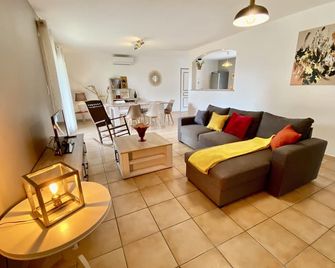 Villa 6p, 3ch Avec Grand Jardin Arboré Clos, Clim, Village Classé de Vogue - Vogüé - Salon