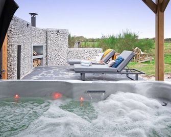 Holiday home near forest with wellness garden - Den Burg