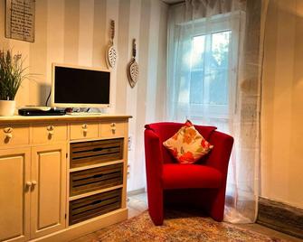 Apartment on the Rennsteig, located directly at Eisenach, on the southern slope of the Wartburg - Wolfsburg-Unkeroda - Servicio de la habitación