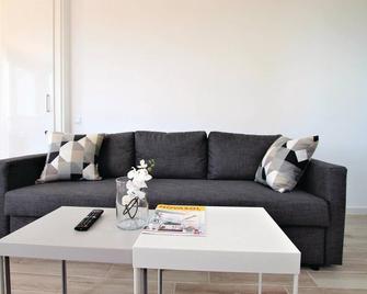 Amazing Apartment In Torrevieja - Torrevieja - Huiskamer