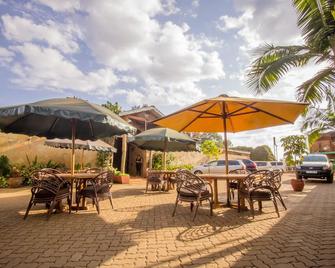 Royal Minni Inn - Embu - Patio