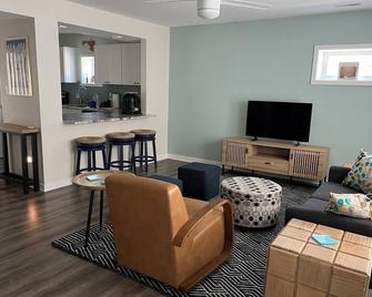 Sweet Gumball Cottage North Beach MD Free Beach Pass! - North Beach - Living room