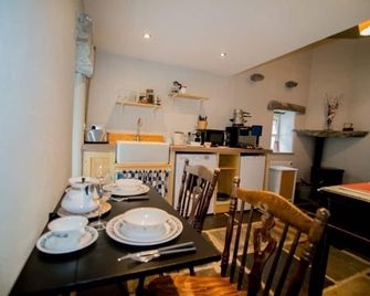 Cozy Irish cottage, located on the Wild Atlantic Way! - Fanore - Dining room