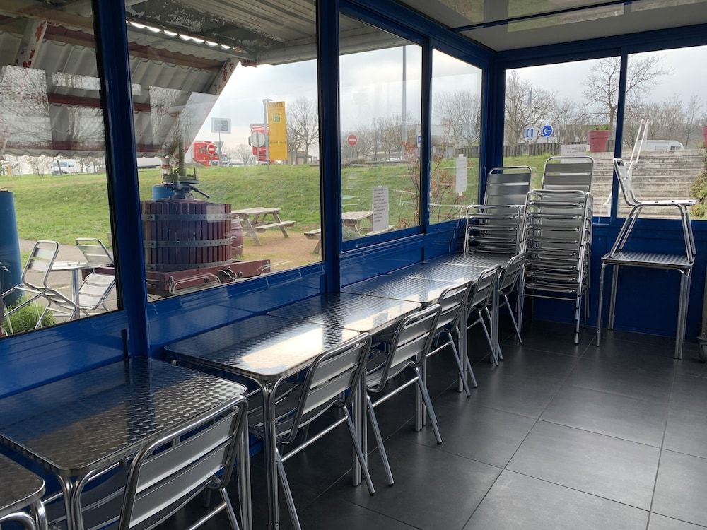 Hotel Macon la Salle thumbnail 3