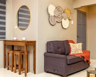 The Retreat Modern 1Bdr Condo near Int Airport - Piarco - Living room