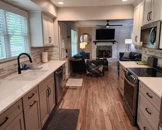 Renovated 3BR/2bath Ranch Near Hospital-Ideal for Families & Medical Stays - Overland Park - Kitchen