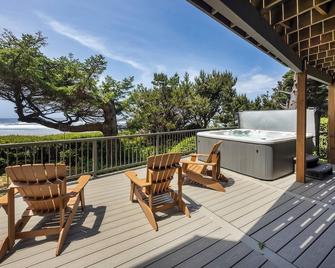 Orca Manor, Oceanfront, New Sauna! Beach Access, Wifi, Hot Tub, Bbq - Seal Rock - Balcony