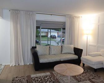 Spacious 3br Home / Smart Tvs, Stocked Kitchen & Family Comfort - Warren - Living room