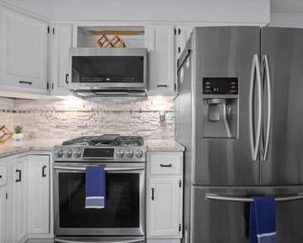 Gamers Paradise|Great for Groups|Close to Airport - Platte City - Cocina