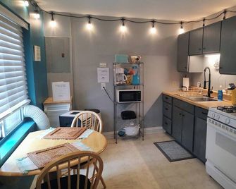 Bright Beautiful beach theme home walking distance to Lake Michigan & downtown! - Manistee - Cocina