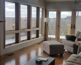Chalet close to Ellicottville, NY with breathtaking views. - Ellicottville - Sala de estar
